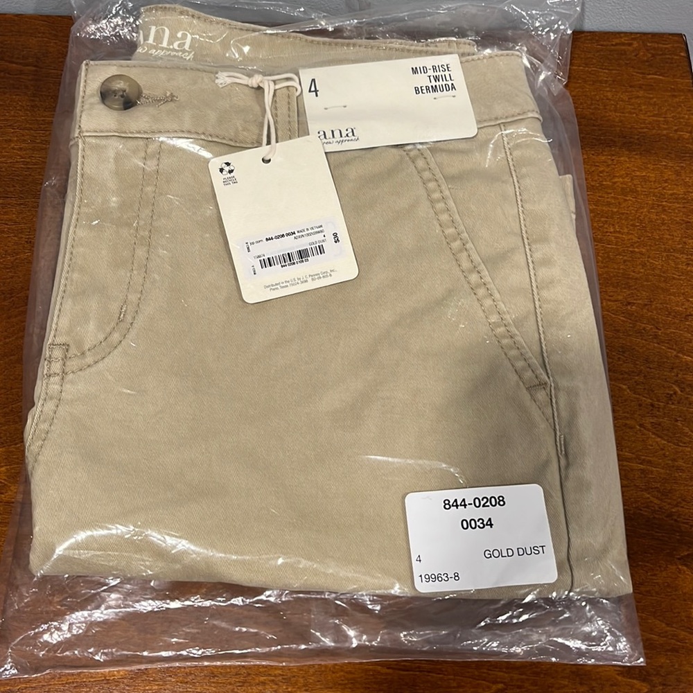 BRAND NEW a.n.a Mid Rise Twill Bermuda Khaki Shorts Size 4